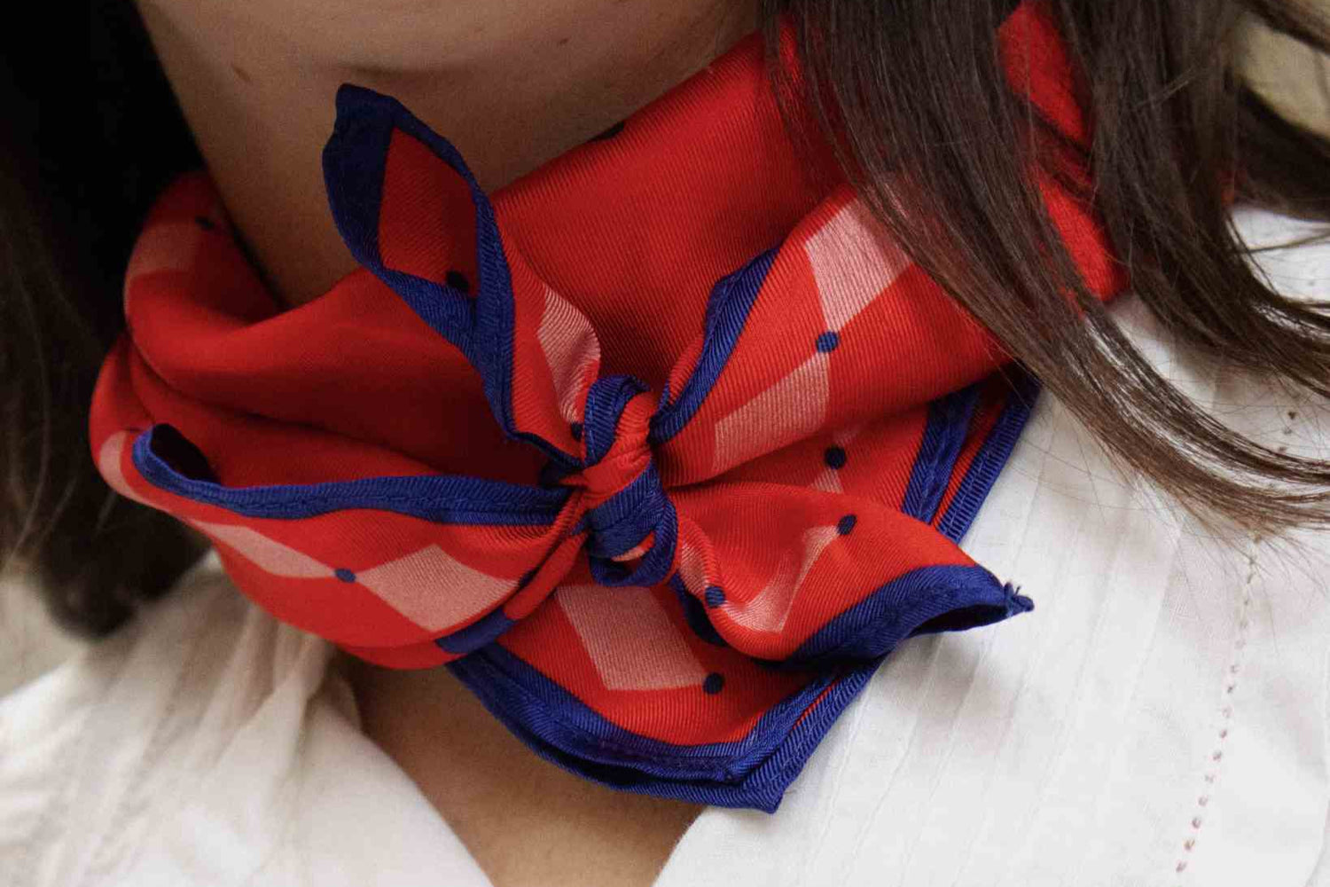 Comment porter un foulard en soie carré ?