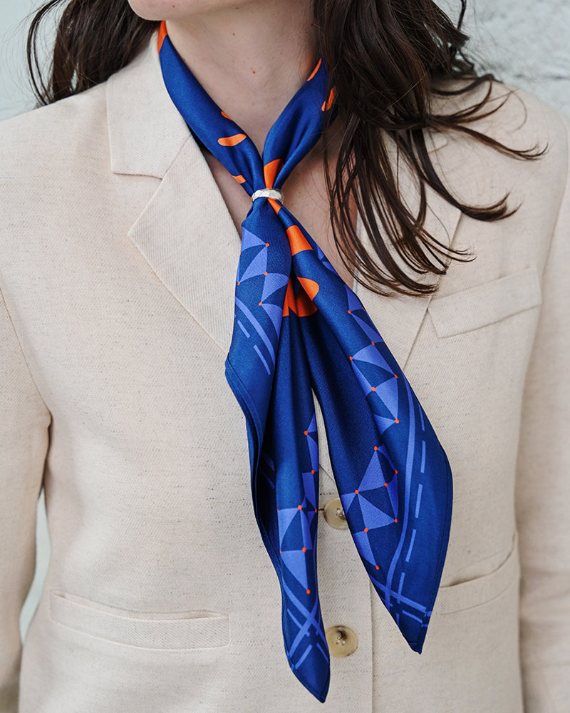  carre en soie, emee, foulard en soie, foulard, flamboiement, foulard femme, carre de soie, accessoire luxe silk 