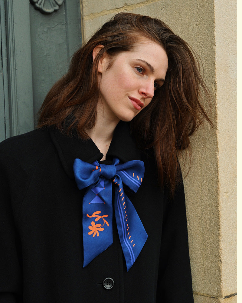 Lavallière Flamboiement Ruban en Soie Fleurs Bleues Émée