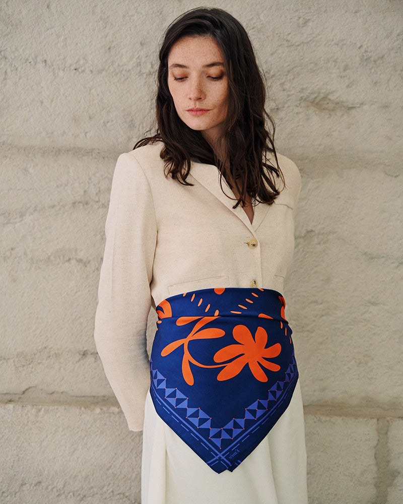 carre en soie, bleu, orange,  emee, foulard en soie, foulard, flamboiement, foulard femme, carre de soie echarpe en soie
